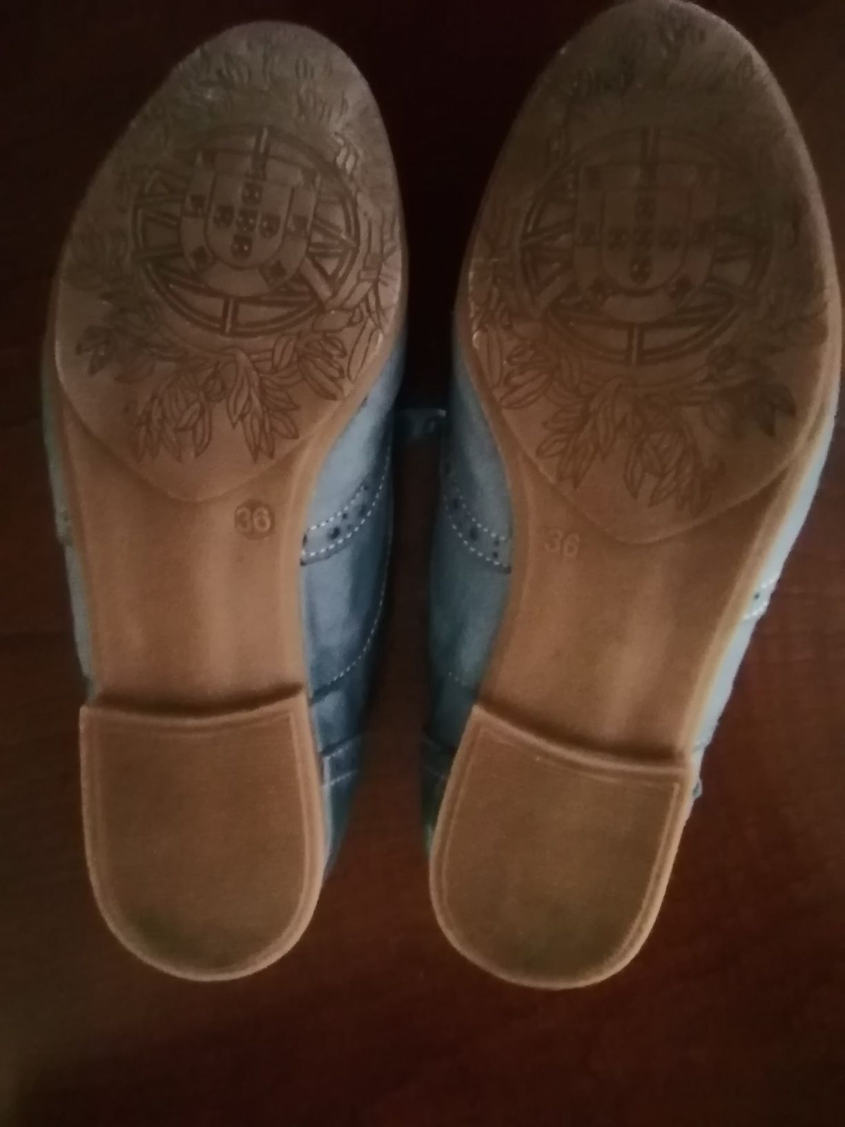 Sapatos em pele azul bebê