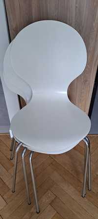 Krzesła białe typu żabka
