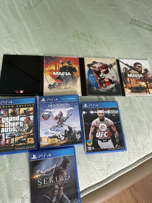 Sony PlayStation 4 Pro з двома джойстиками