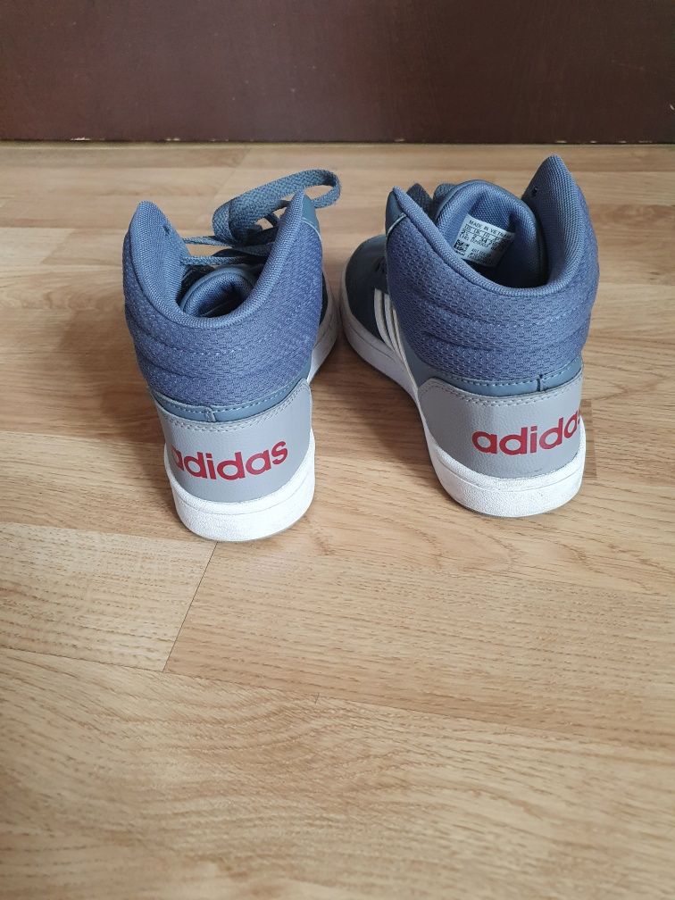 Buty chłopięce Adidas w rozmiarze 34 ( wkładka ok 21 cm )