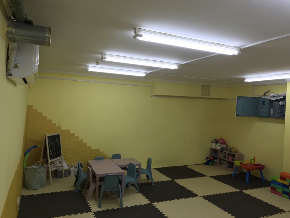 Продам магазин Лабiринт ,цокольний поверх 95м кв .Прохiдне мiсце