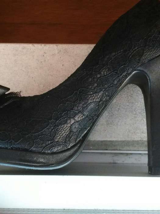 Sapatos em pele genuína e com renda