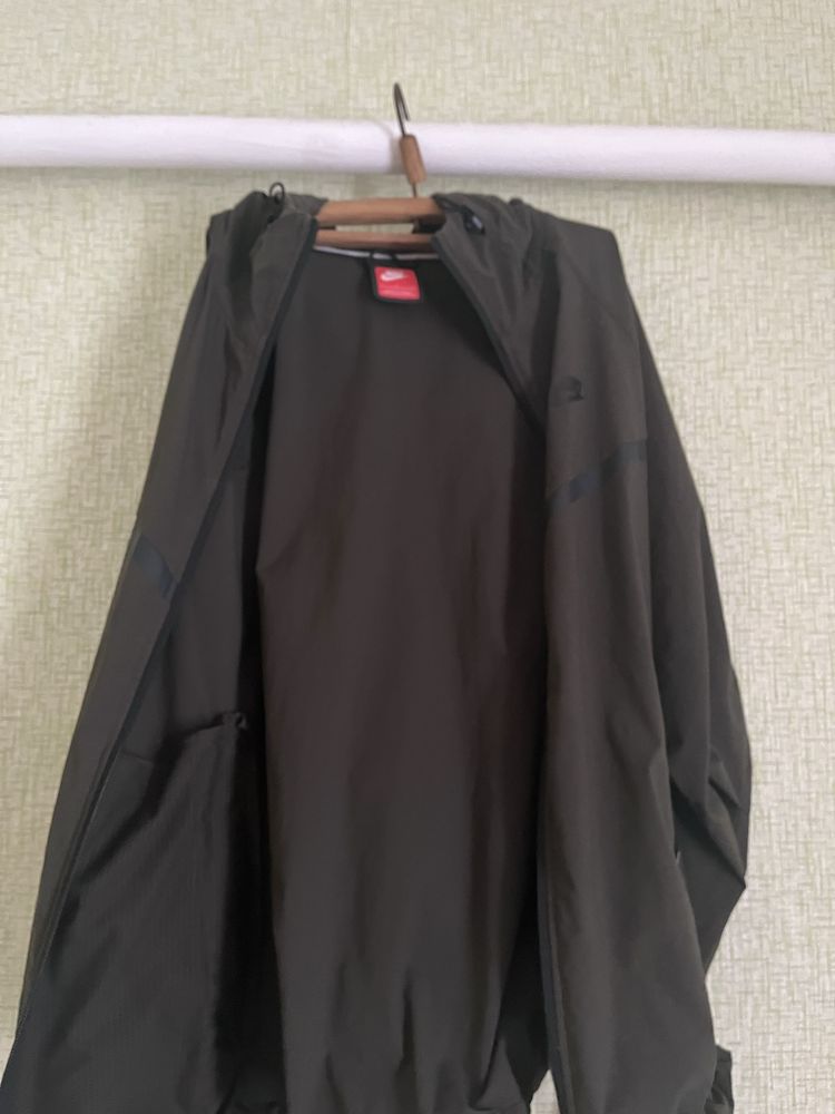 Продам ветровка nike tech fleece