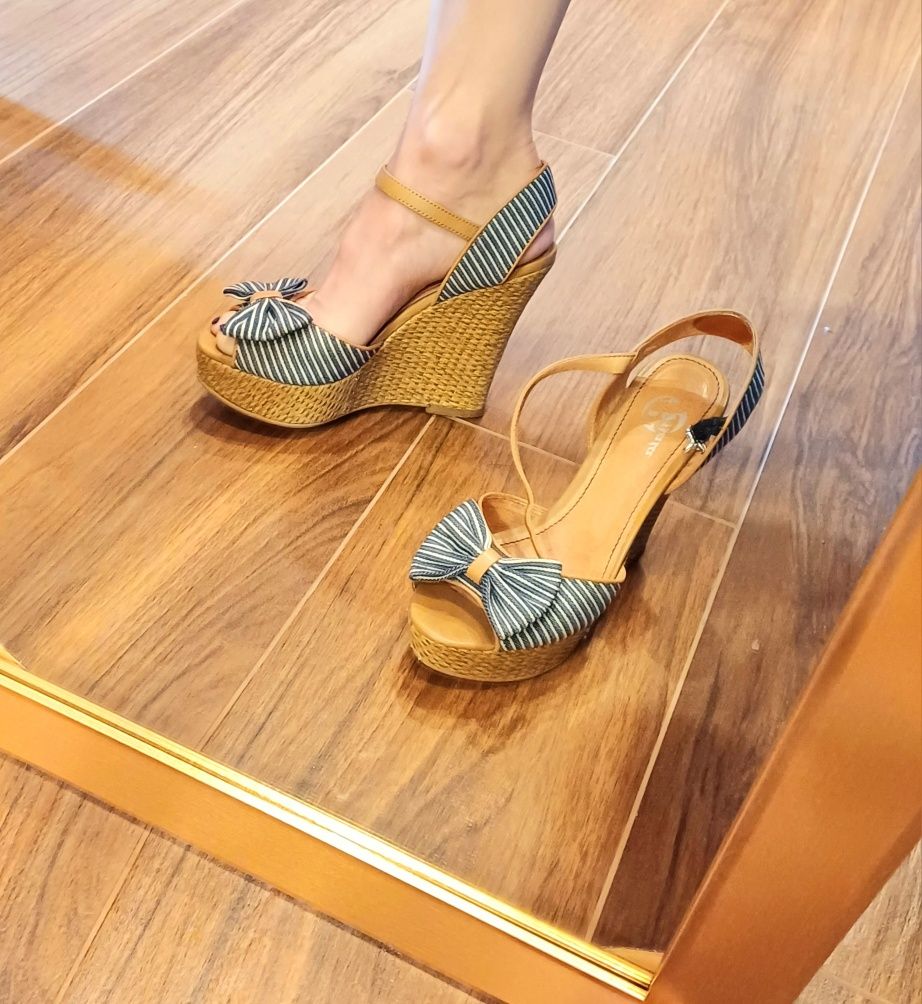 Sandały Bata na koturnie 37, pin-up