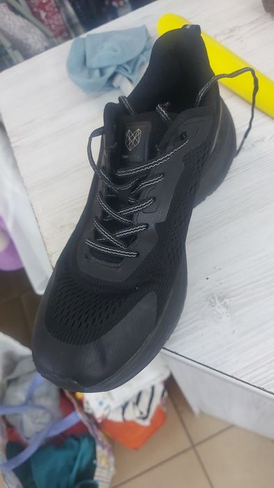 Продам кроссовки