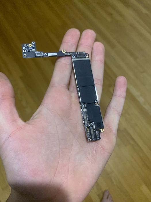 Запчастини на айфон 8+