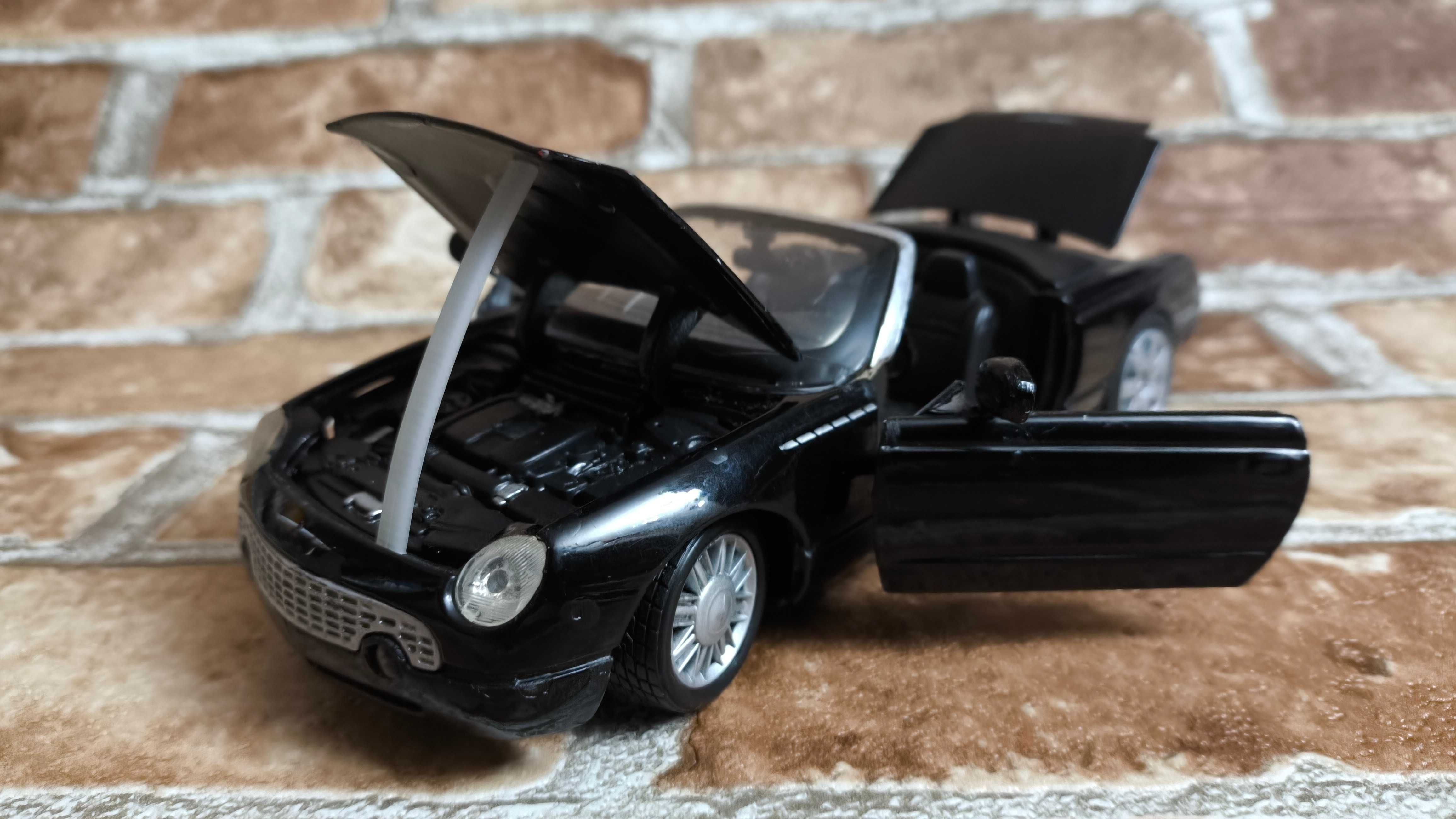 Машинка, іграшка Ford Thunderbird 2000 1:24 Motormax