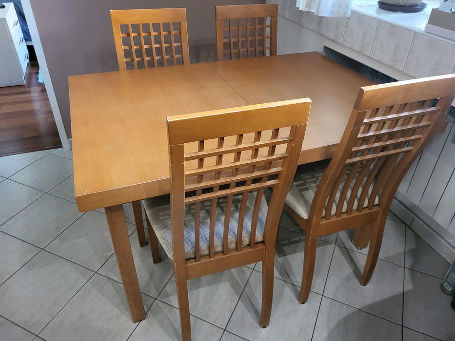 Stół rozkładany z krzesłami