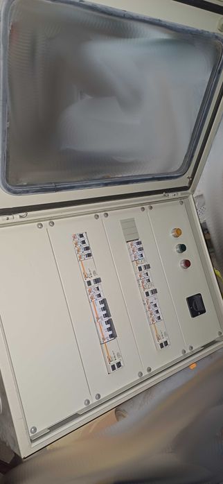 Quadro elétrico exterior com vários disjuntores