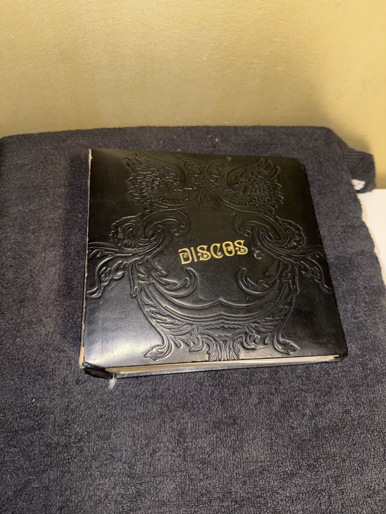 Capa com varios discos vinis antigos