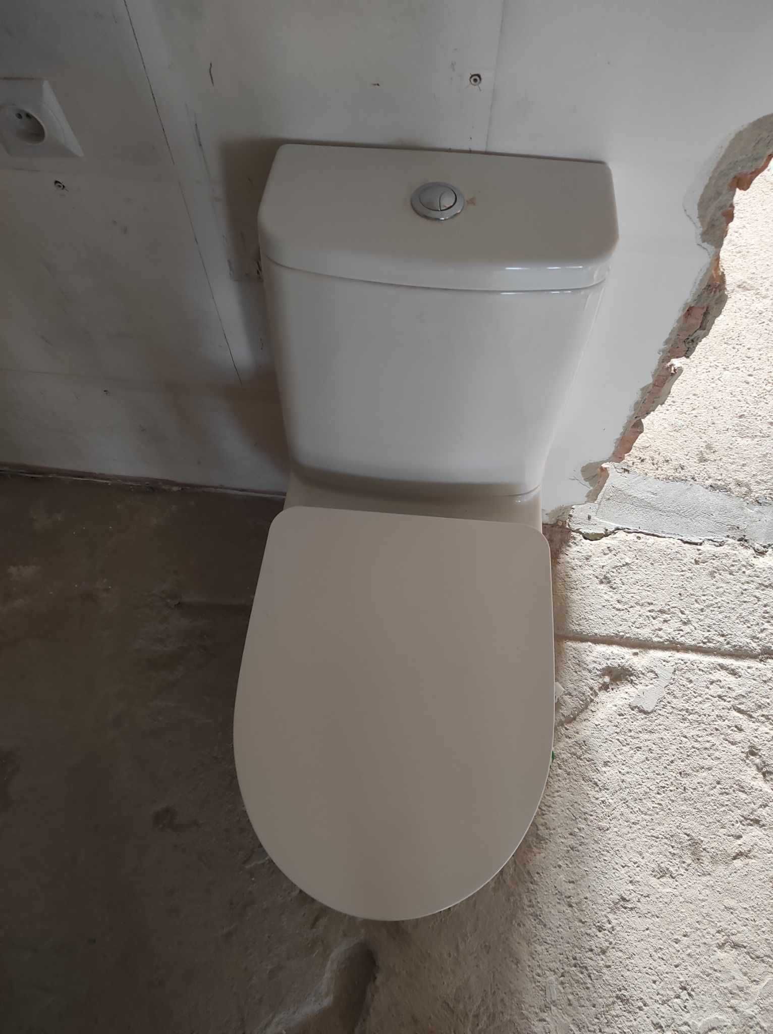 Toaleta stojąca WC z deską samoopadającą