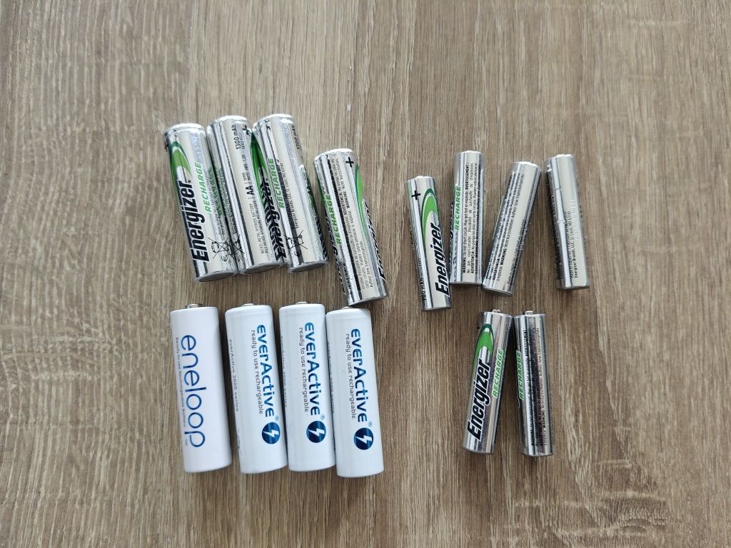 Zestaw: Ładowarka everActive NC-800 + 16 akumulatorów AA i AAA
