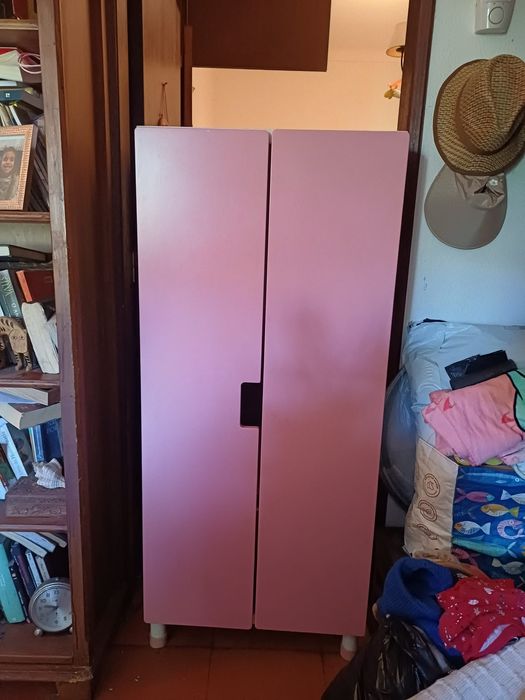 Armario e cama de menina.