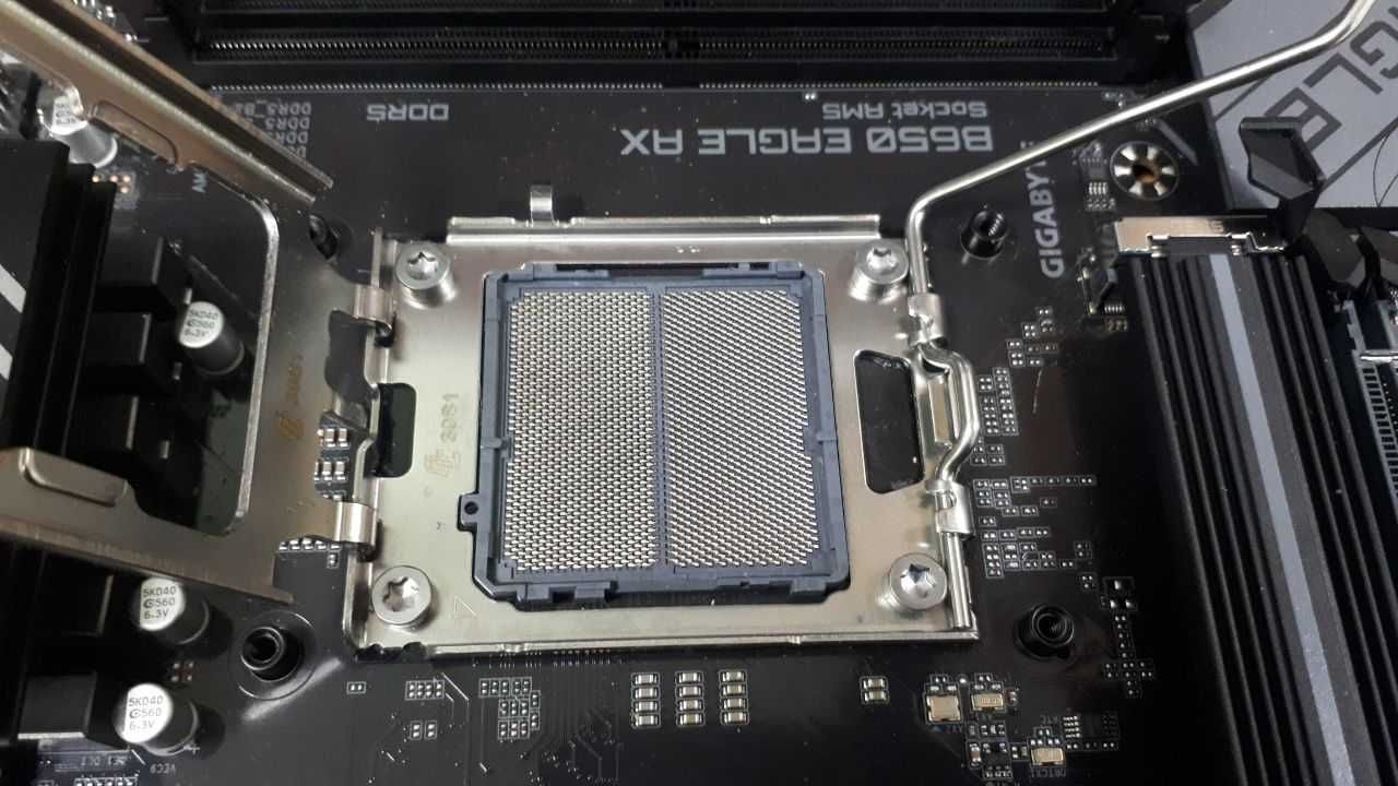 Материнська плата Gigabyte B650 Eagle AX