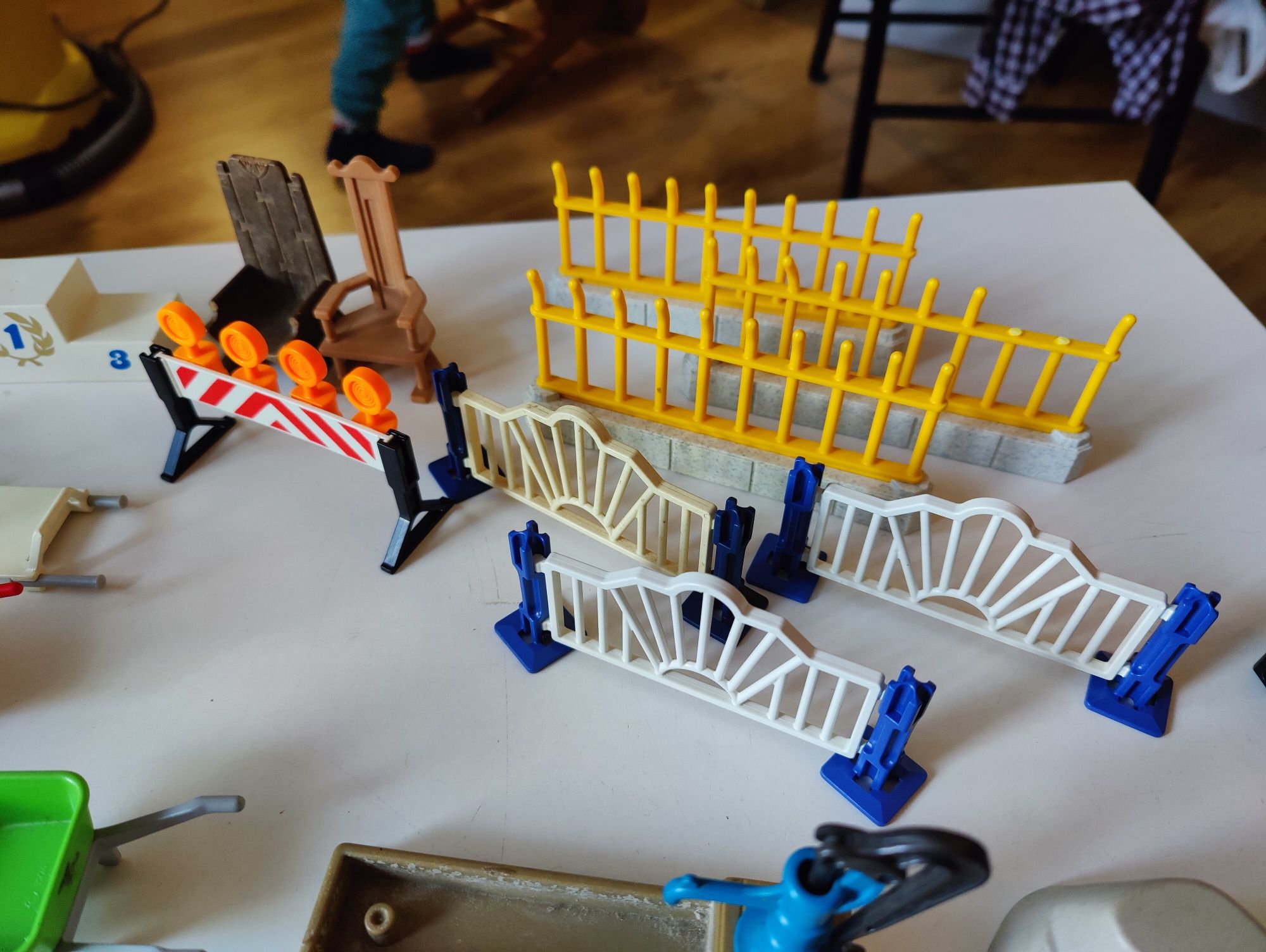 Elementy Playmobil- nosze, kroplówką, plotki, łódź, deskorolki