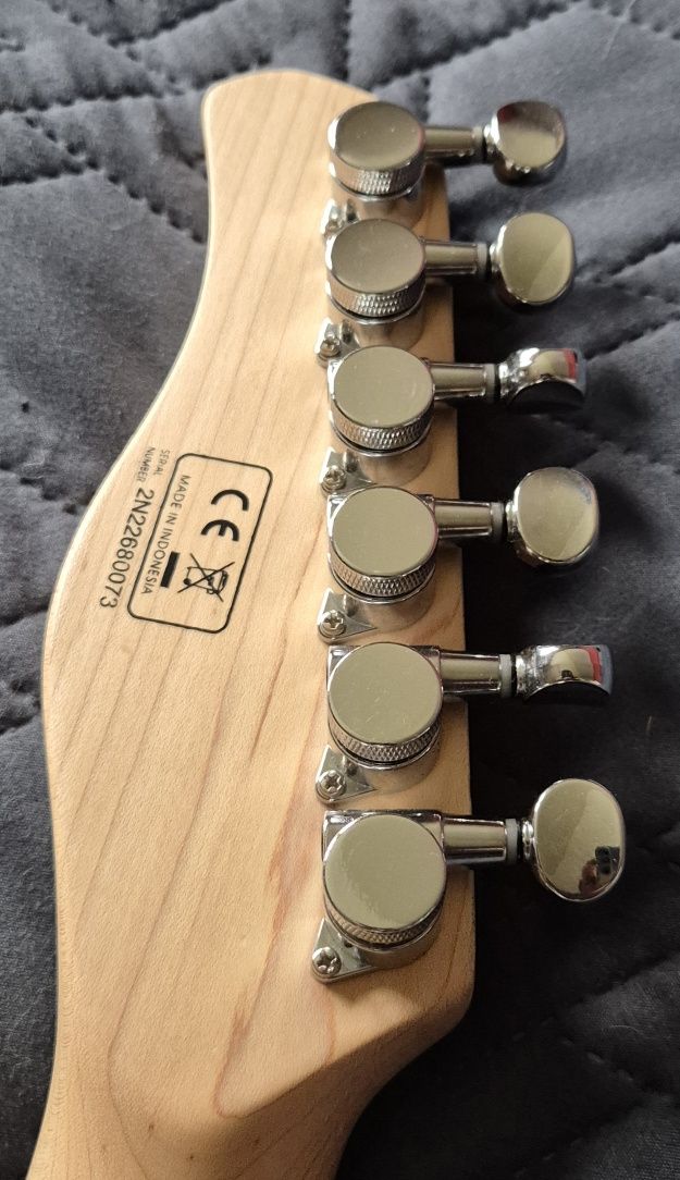 Gitara Sire Larry Carlton T3 
Przykręcana klonowa s