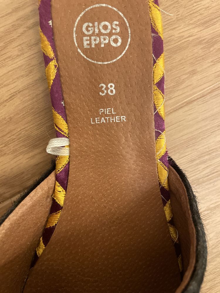 Mules com pelo preto e palmilha em pele