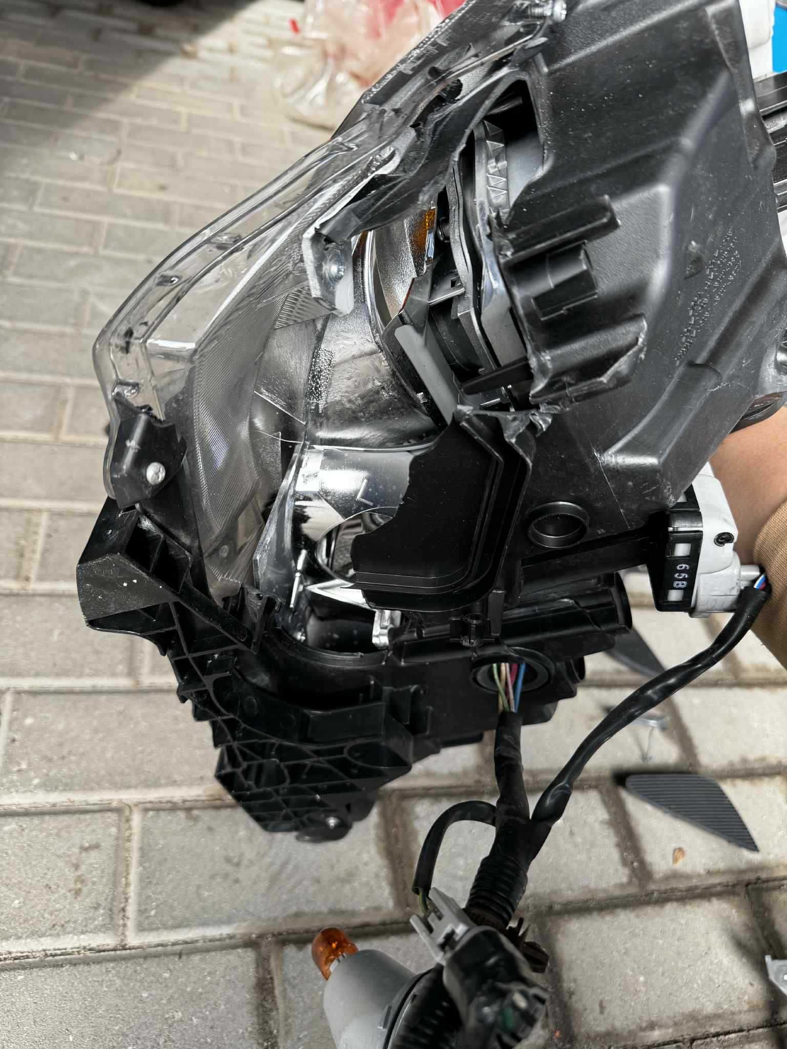 Lampy halogen Lexus IS250 - Prawa sprawna, lewa uszkodzona - Komplet