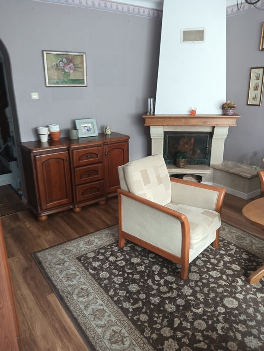 Dom jednorodzinny w zabudowie szeregowej. Połączone garażem.