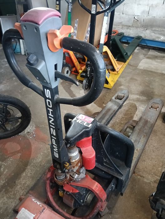 Porta paletes elétrico precisa de bateria