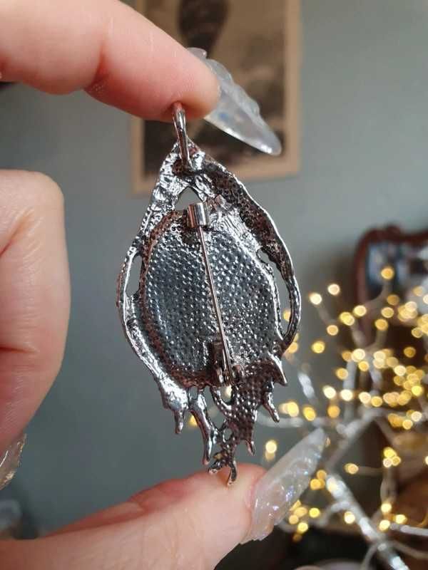 Pendente ou broche / pregadeira pena de pavão com concha