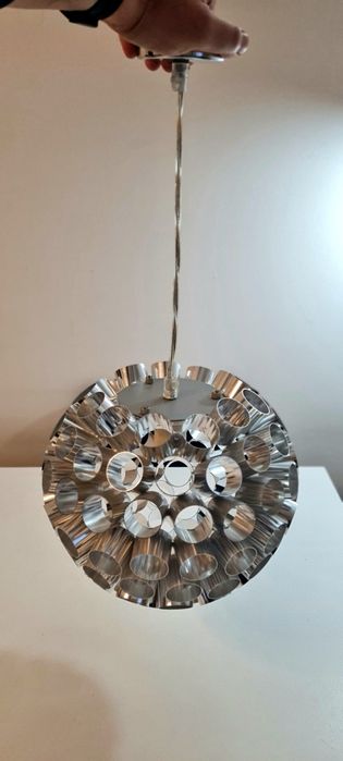 Lampa kosmiczna – wygląda jak z NASA, ale świeci w domu