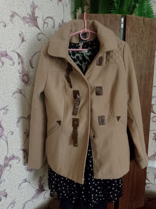 Подарую пальтішко, плащик розмір М стан на вихід