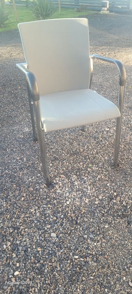 Krzesla z metalowym oparciem oparciemm