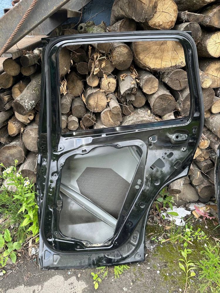 Двері праві (передні/задні) до BMW X3 ( кузов G01). Чорного кольору