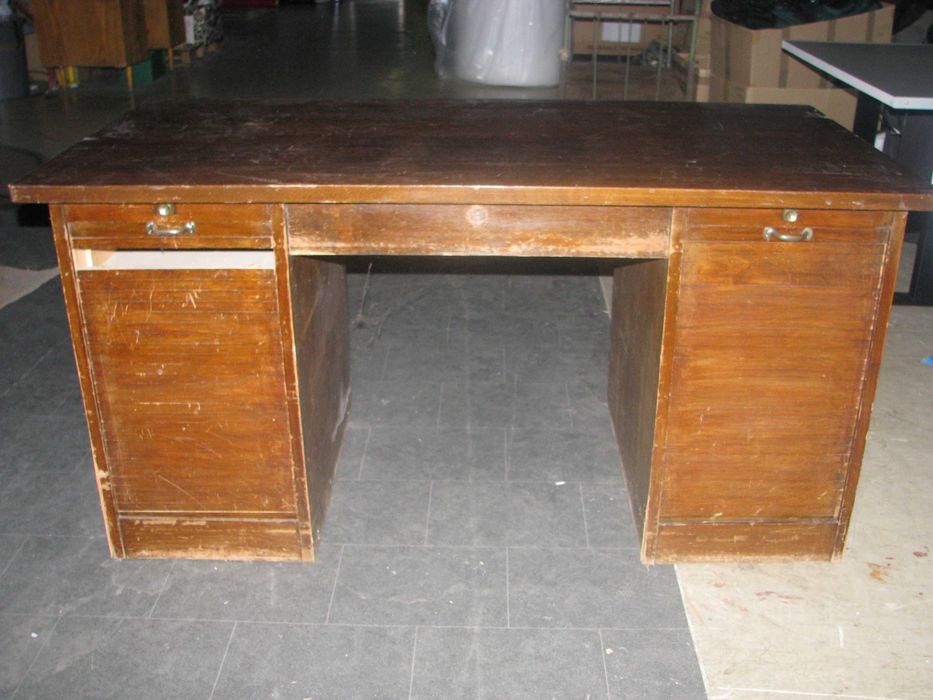 biurko do renowacji z żaluzjami.