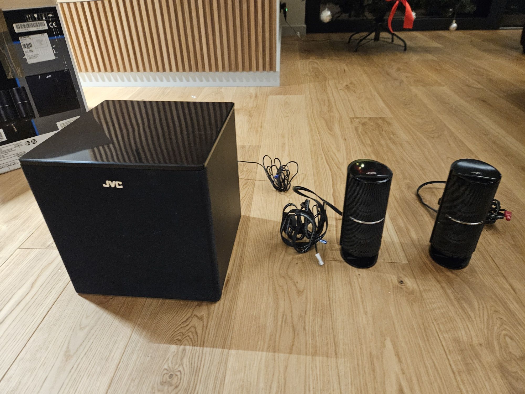 Kino domowe JVC SP-NXF40 4.1 aktywny subwoofer i dwa podwójne głośniki