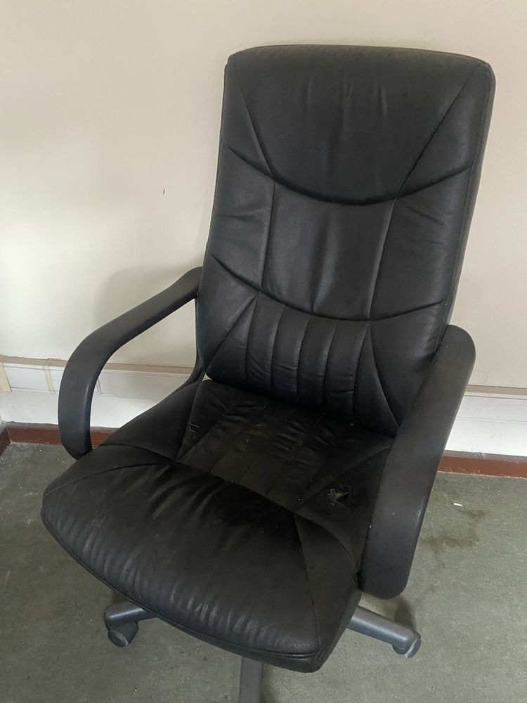 Cadeira técnica de executivo em pele rotativa e com elevador