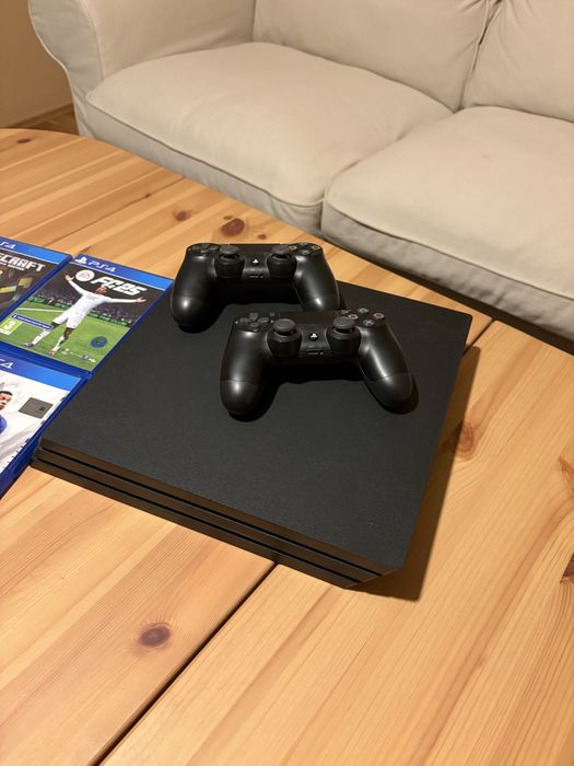 Playstation 4 Pro 1TB + gry