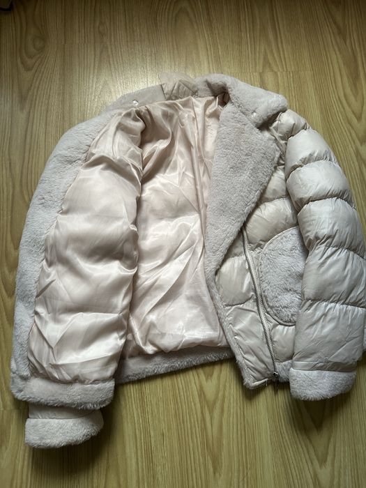 Куртка красивого молочного кольору