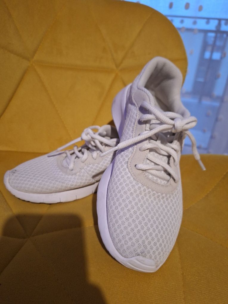Buty nike tanjun białe 38 24cm wkładka b.d stan leciutkie do biegania