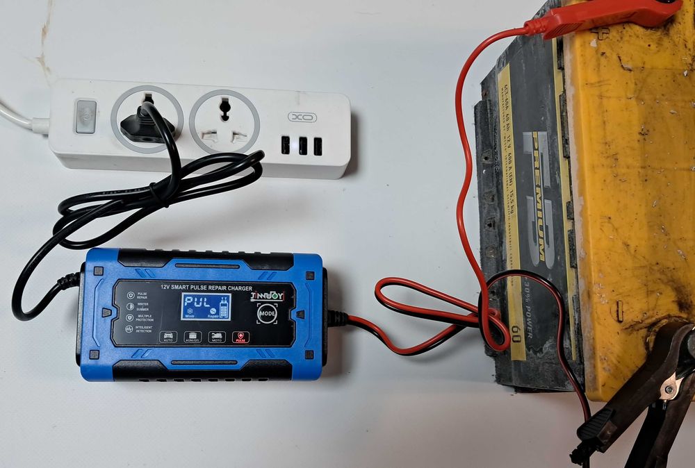 Зарядний пристрій для автомобільного акумулятора 12 V 6 А  10A 20А