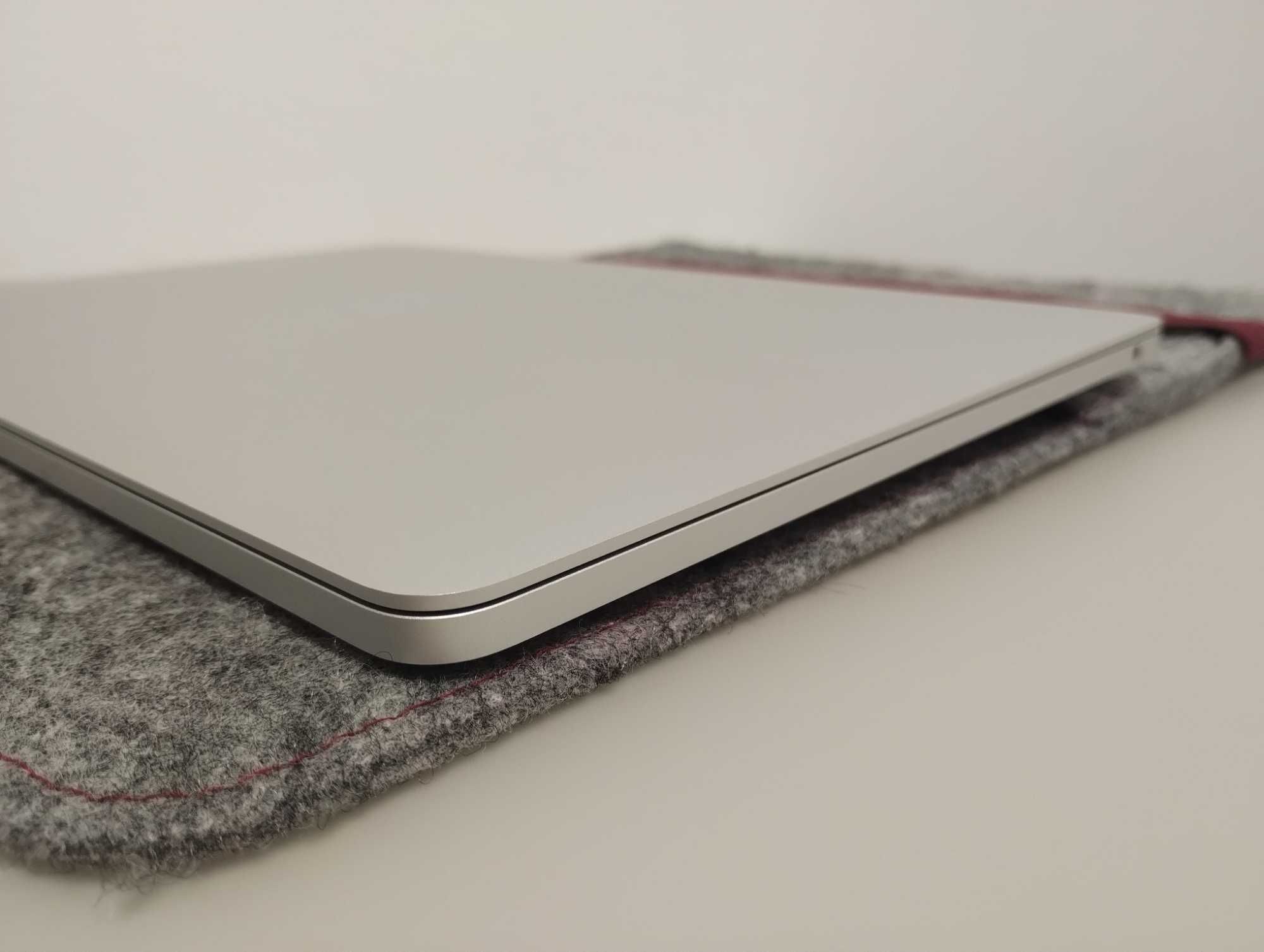 MacBook Pro / МакБук Про 13" 2017  i5 2.3GHz/8Gb/256Gb+зарядное+чехол