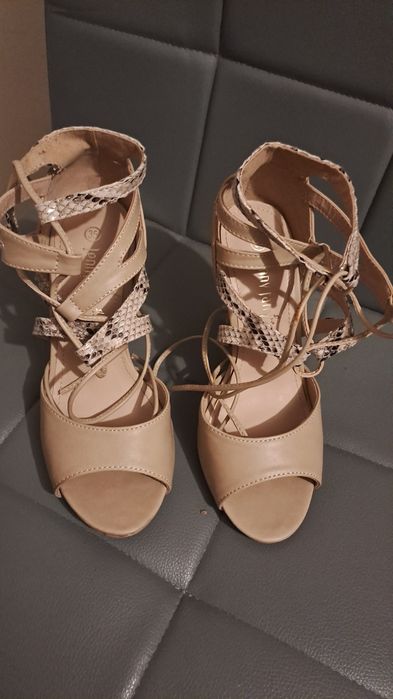 Szpilki bezowe letnie