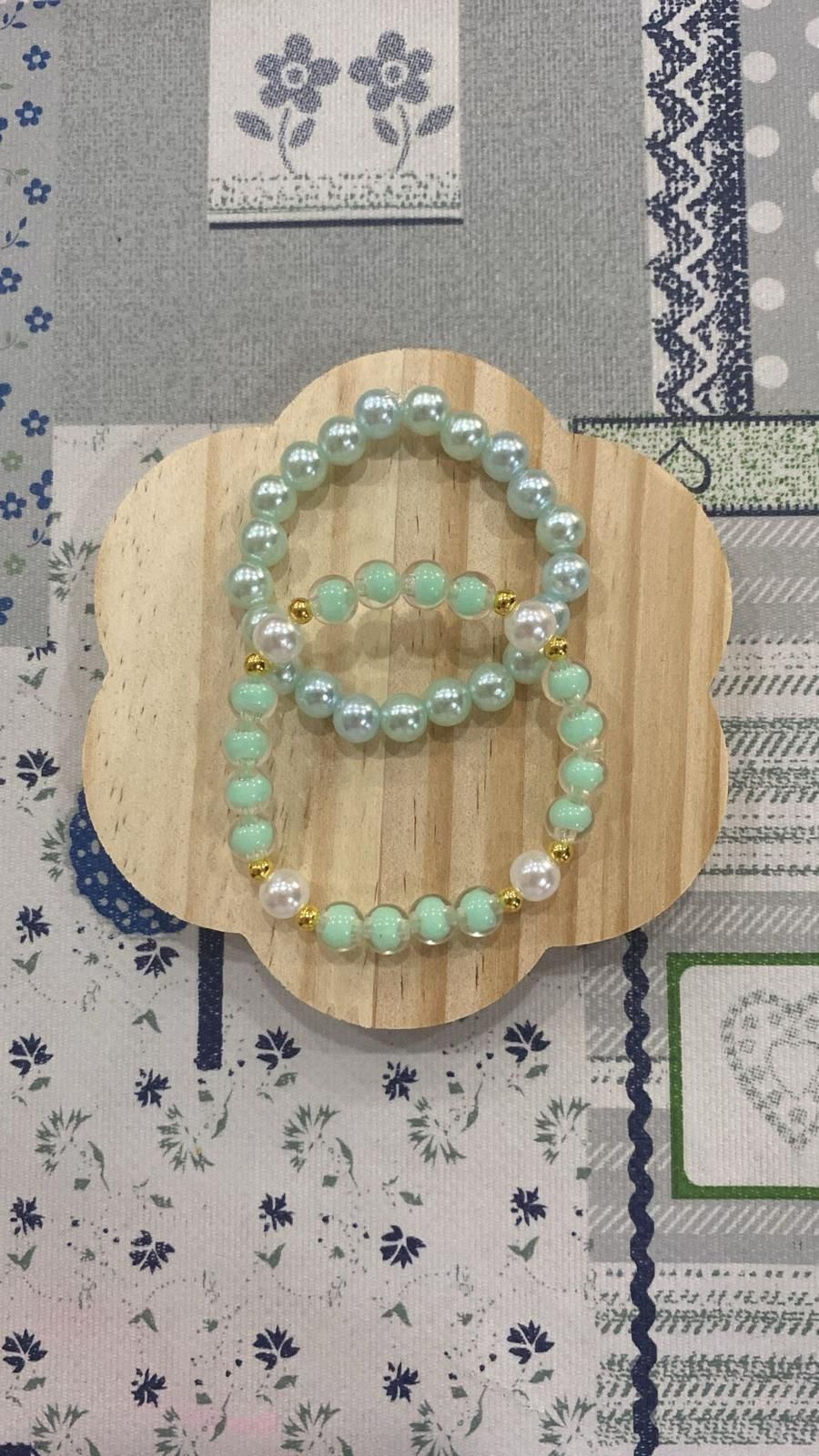 Conjunto de pulseira verdes com perolas brancas e detalhes dourados