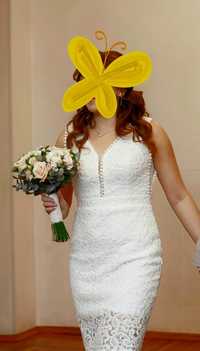 Весільня сукня 42 розміру строга