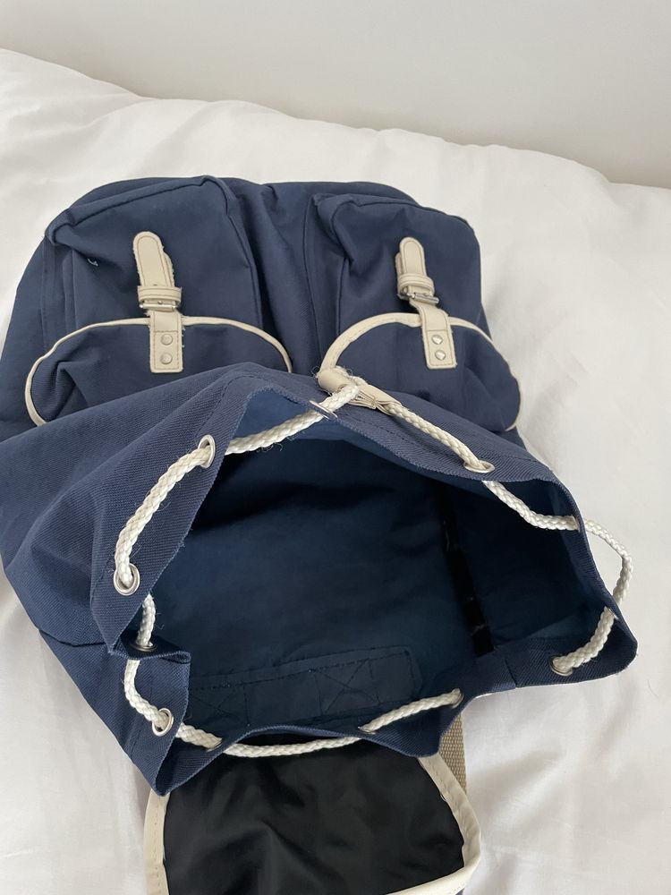 Mochila azul com bolsos