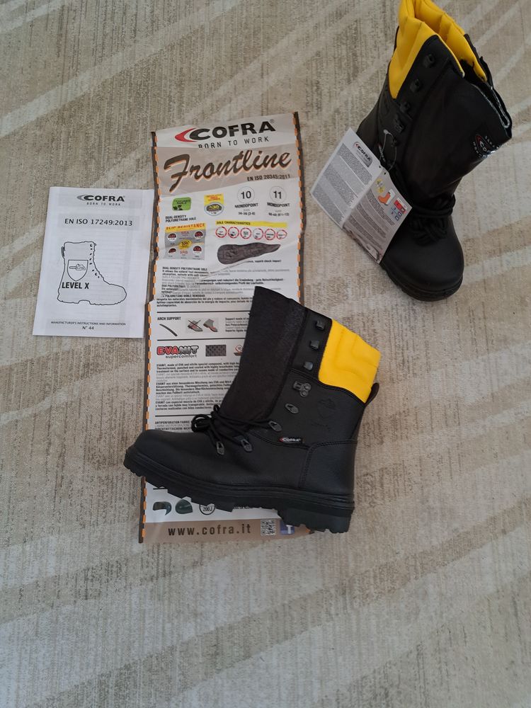 Spodnie letnie dla pilarza, kask i buty. Antyprzecięciowe