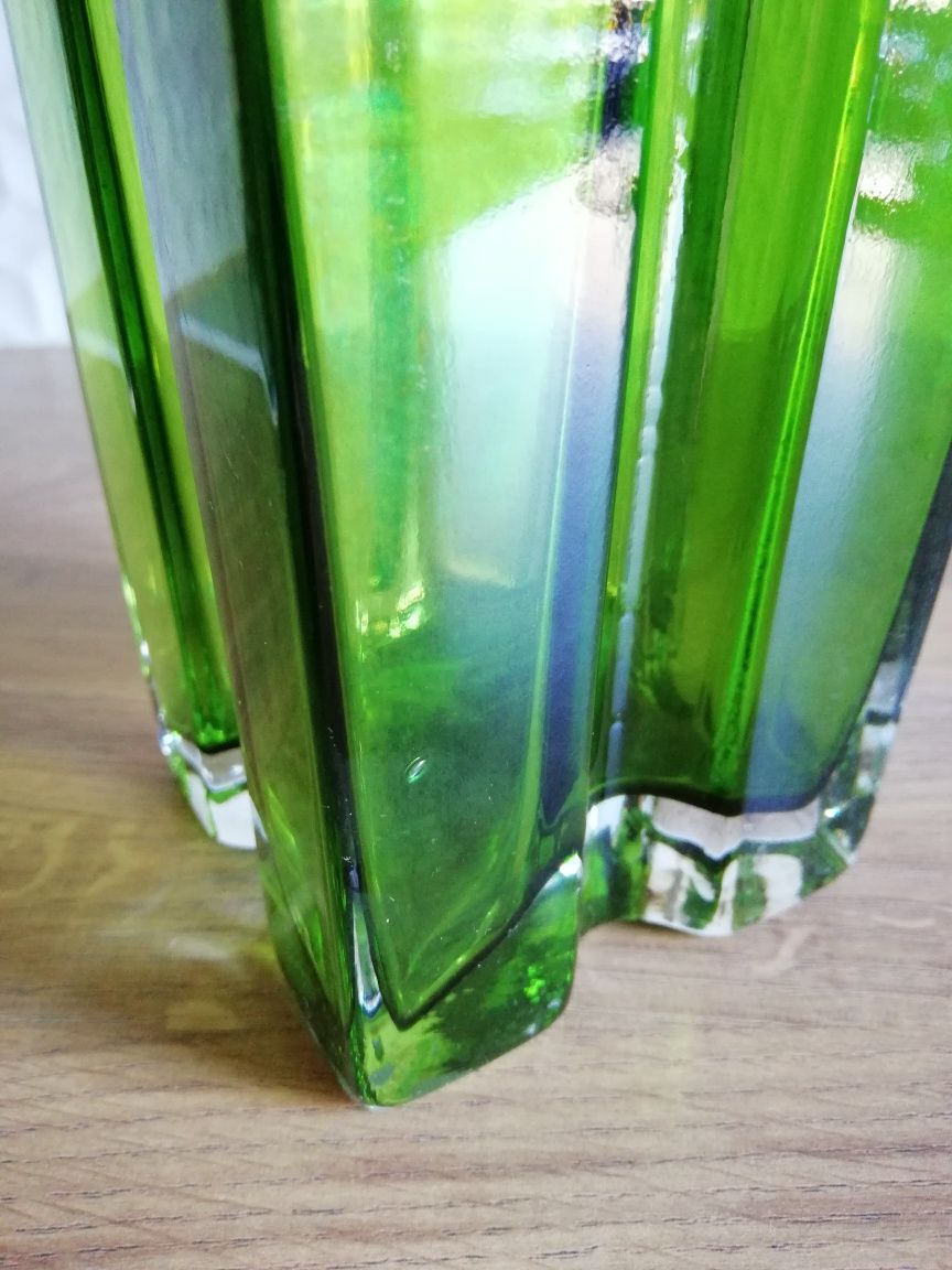 wazon flakon zielony geometryczny