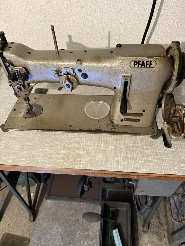Máquina de Costura Industrial PFAFF – Completa com motor e móvel