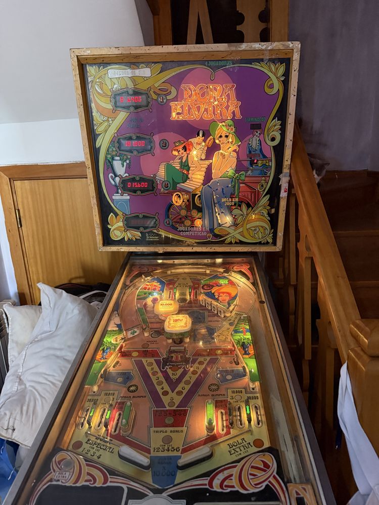 Maquina de Flippers Dona Elvira toda original e em muito bom estado