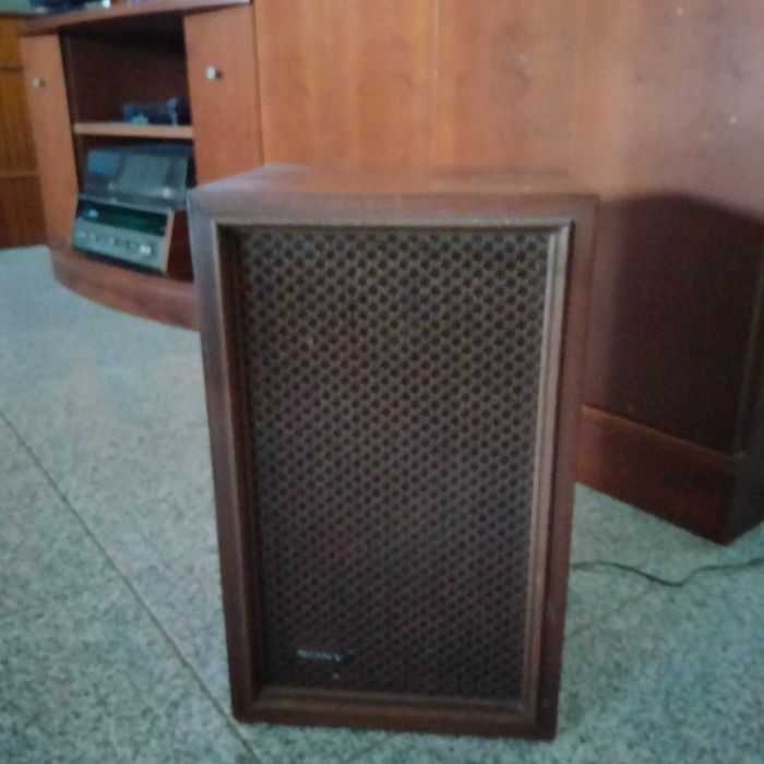 Rádio e Gira Discos Sony com duas colunas