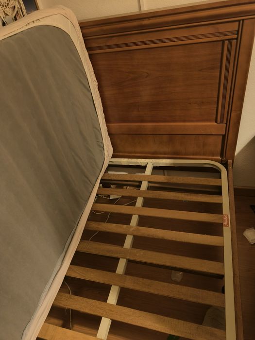 Cama solteiro e mesinha de cabeceira