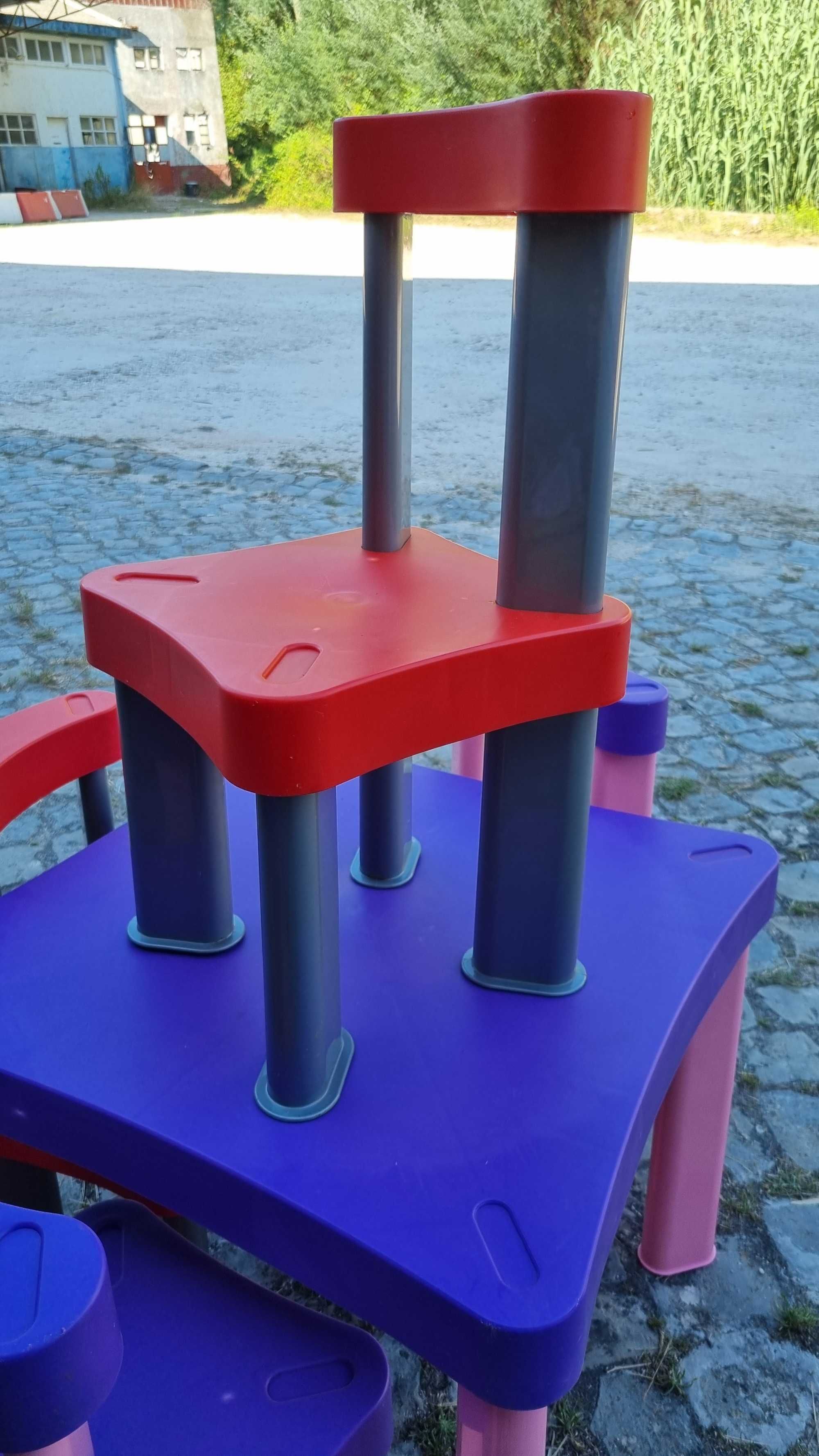 Mesa Infantil com 4 Cadeiras - Como Novas