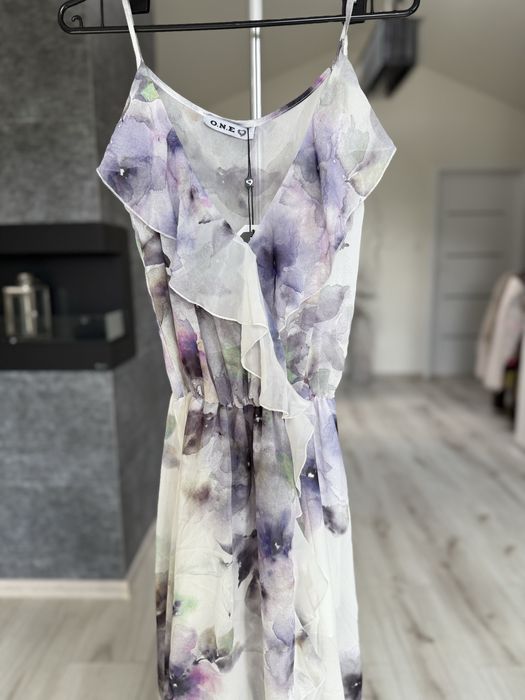 Sukienka maxi w kwiaty z falbankami i dekoltem S/M One