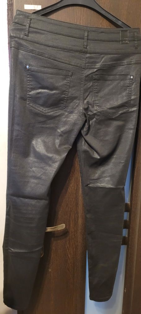 Woskowe spodnie orsay